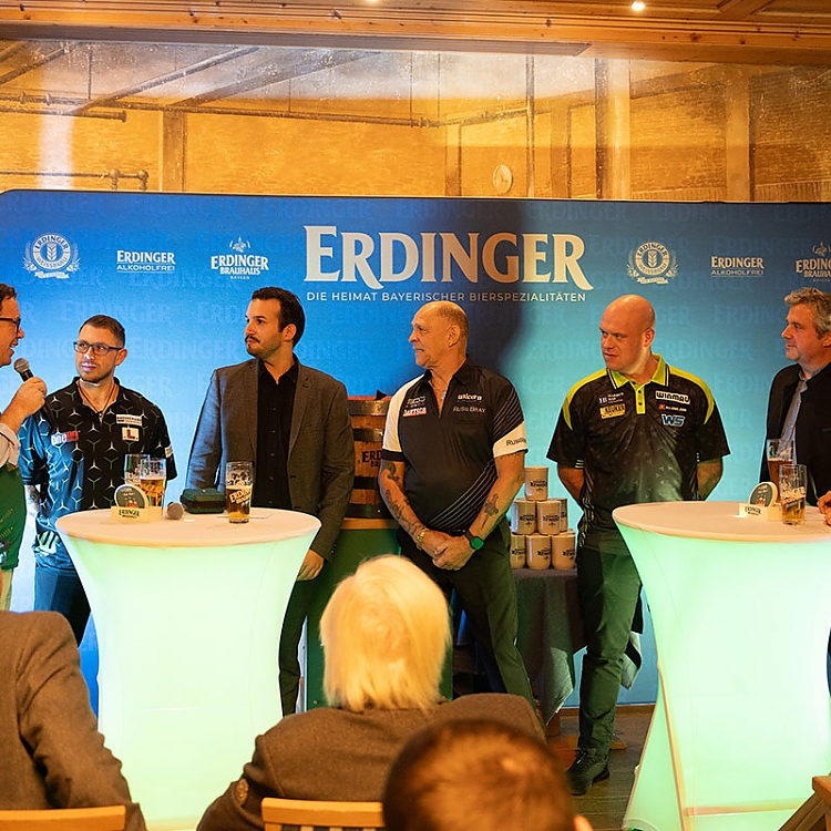 V.l.n.r.: Dr. Stefan Huckemann (Geschäftsführer Erdinger Weißbräu), Wolfgang Kuffner (Geschäftsführer Erdinger Weißbräu), Lukas Wenig, Philip Brzezinski (PDC Europe), Russ Bray, Michael van Gerwen, Werner von Moltke (Geschäftsführer PDC Europe) und Konstantin Daum (PR-Manager Erdinger Weißbräu).