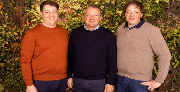 Wechsel in der Geschäftsführung: Firmengründer Peter Riegel (Mitte) übergibt die Leitung an seinen Sohn Felix Riegel (links). Sohn Florian Riegel unterstützt im Leitungsteam als Koordinator für Zukunftsfragen. Foto: Riegel Bioweine 