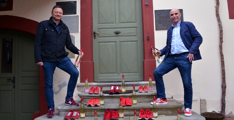 Die Staffelübergabe von Artur Steinmann (r.) an Gerald Baldauf (l.) erfolgte im kleinsten Kreis. In normalen Zeiten hätten in allen Schuhen selbstverständlich Frank & Frei Winzer und Winzerinnen gesteckt. Foto: Frank & Frei